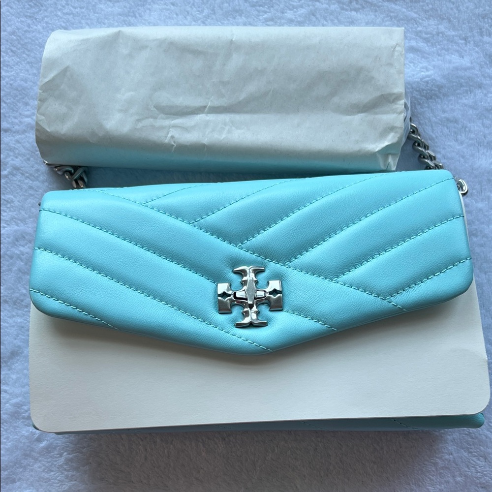 Tory Burch Kira Chevron Chain Wallet, light Celeste.